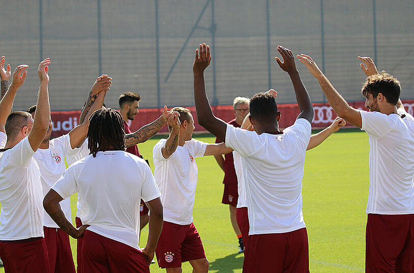 Die Hände zum Himmel: Die Profis des FC Bayern haben das Abschlusstraining vor dem Champions-League-Auftaktspiel gegen FK Rostov gut gelaunt und mit einem Lachen im Gesicht über die Bühne gebracht. Die Bilder.