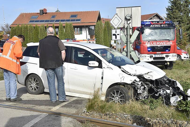 Der Mazda wurde von der S-Bahn erfasst und von den Schienen geschleudert. Der Fahrer hatte mehrere Schutzengel: Er erlitt nur einen Schock.