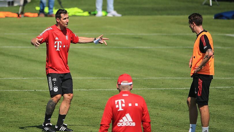 Am ersten Arbeitstag gleich sehr engagiert bei der Sache: Bayerns neuer Co-Trainer Miroslav Klose (l., im Gespräch mit Hansi Flick) und bei einer Anweisung für Adrian Fein (r.) Am ersten Arbeitstag gleich sehr engagiert bei der Sache: Bayerns neuer Co-Trainer Miroslav Klose (l., im Gespräch mit Hansi Flick) und bei einer Anweisung für Adrian Fein (r.)