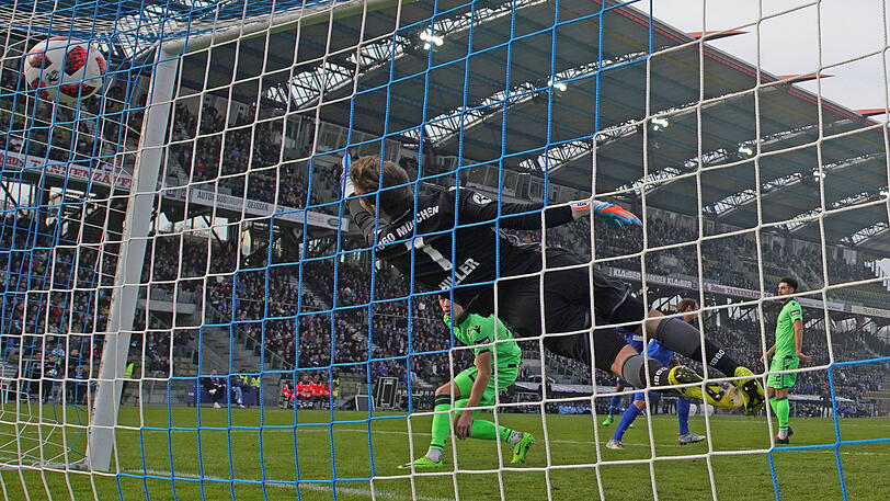 Marco Hiller - Note 5: Chancenlos beim 0:1 und 1:2, den dritten Treffer legte er aus dem Kuddelmuddel unfreiwillig per Faustabwehr für Torschütze Pisot auf.