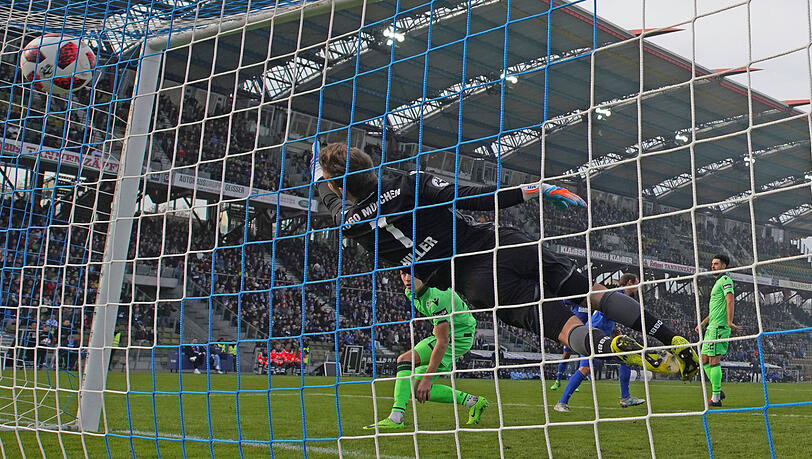 Marco Hiller - Note 5: Chancenlos beim 0:1 und 1:2, den dritten Treffer legte er aus dem Kuddelmuddel unfreiwillig per Faustabwehr für Torschütze Pisot auf. Marco Hiller - Note 5: Chancenlos beim 0:1 und 1:2, den dritten Treffer legte er aus dem Kuddelmuddel unfreiwillig per Faustabwehr für Torschütze Pisot auf.
