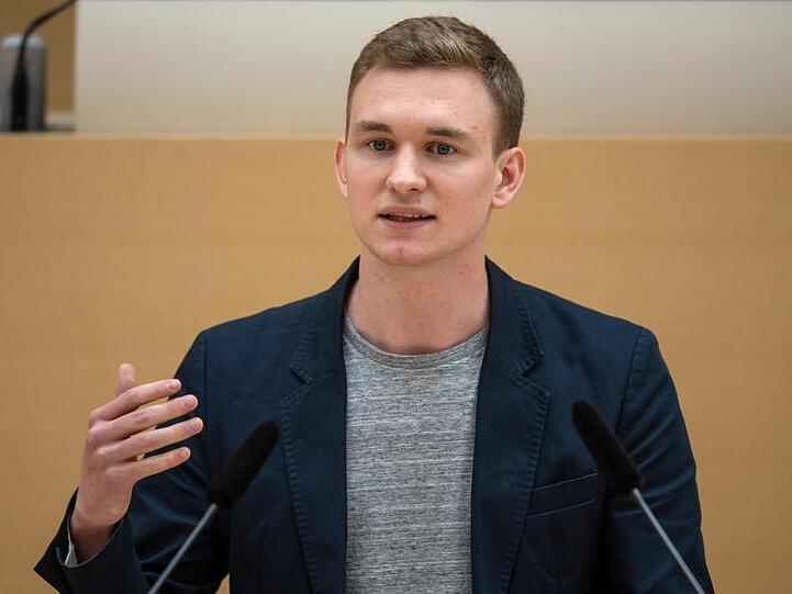 Florian Siekmann spricht während einer Landtagssitzung. Foto: Sina Schuldt/dpa/Archivbild