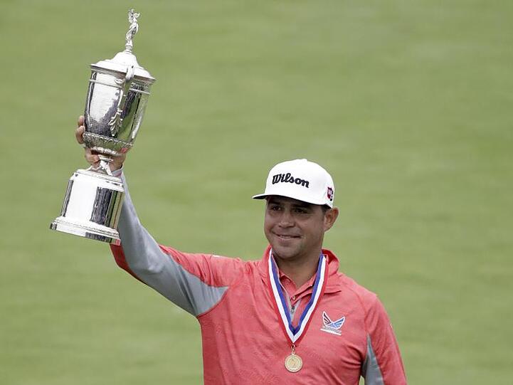 Er hat die Trophäe: US-Open-Champion Gary Woodland jubelt nach dem Gewinn seines ersten Major-Titels.
