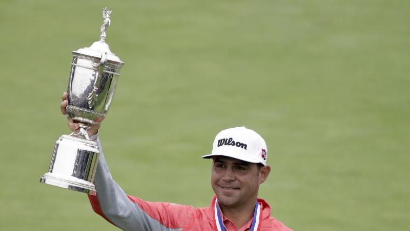 Er hat die Trophäe: US-Open-Champion Gary Woodland jubelt nach dem Gewinn seines ersten Major-Titels. Er hat die Trophäe: US-Open-Champion Gary Woodland jubelt nach dem Gewinn seines ersten Major-Titels.