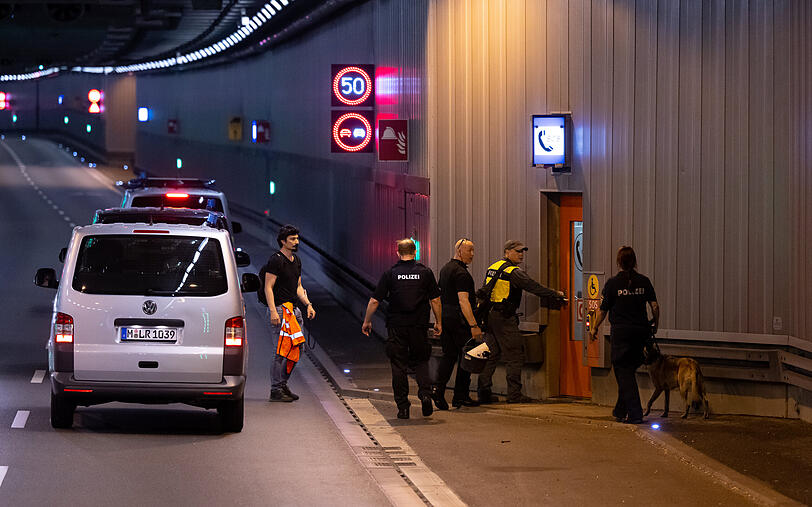 Der Sprengstoffspürhund wird einmal komplett durch den Tunnel geführt.