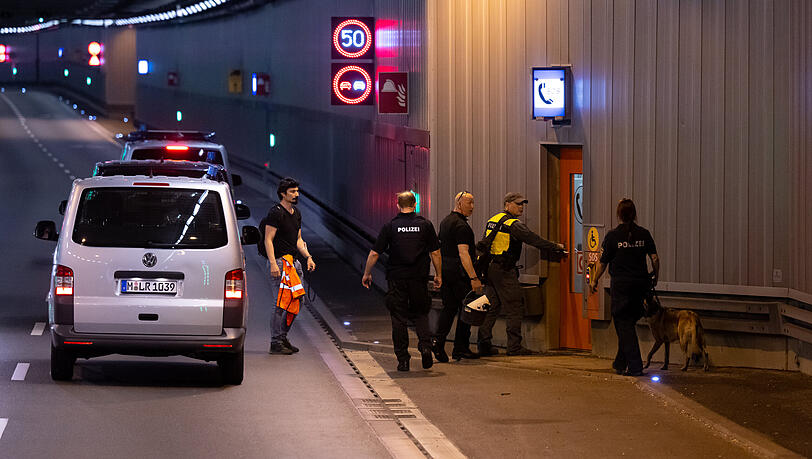 Der Sprengstoffspürhund wird einmal komplett durch den Tunnel geführt. Der Sprengstoffspürhund wird einmal komplett durch den Tunnel geführt.