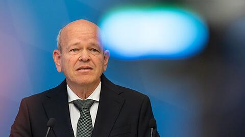 Burkhard Körner, Präsident des Bayerischen Landesamts für Verfassungsschutz, stellt während einer Pressekonferenz im Innenministerium den Verfassungsschutzbericht für das Jahr 2022 vor.