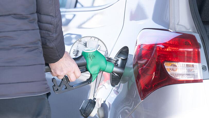 Die Bundesregierung will pr&uuml;fen, ob die hohen Preise an der Tankstelle gerechtfertigt sind.