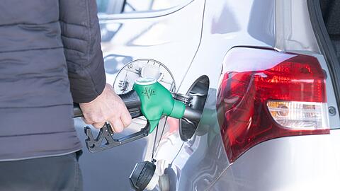 Die Bundesregierung will pr&uuml;fen, ob die hohen Preise an der Tankstelle gerechtfertigt sind.