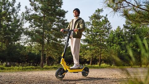 Wenn Menschen ihre vier W&auml;nde verlassen, sind sie inzwischen fast immer auch von Technik begleitet, hier der E-Scooter 6 Ultra von Xiaomi.