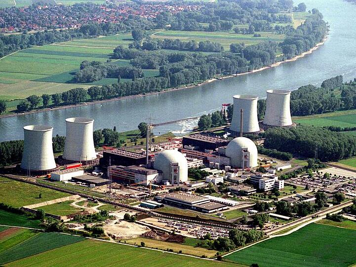 Blick auf das Atomkraftwerk Biblis mit den zwei Blöcken Biblis A und Biblis B.