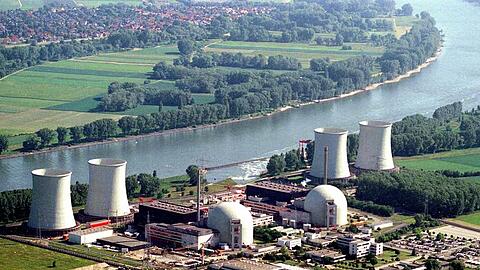 Blick auf das Atomkraftwerk Biblis mit den zwei Blöcken Biblis A und Biblis B.