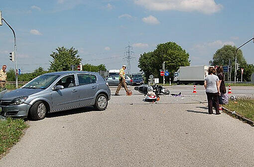Der Motorradfahrer und der Pkw prallten zusammen.