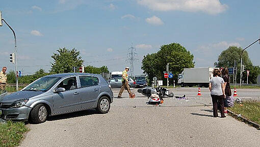 Der Motorradfahrer und der Pkw prallten zusammen. Der Motorradfahrer und der Pkw prallten zusammen.