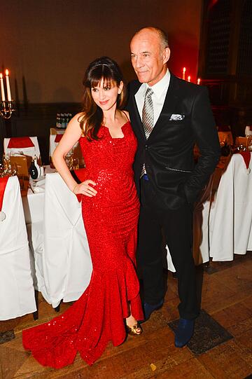 Promi-Damen in Leih-Roben und Lothar Matthäus als Weihnachtsmann. Die Bilder von der Weihnachtsfeier des Online-Kleiderverleihs &bdquo;dresscoded.com&ldquo;.