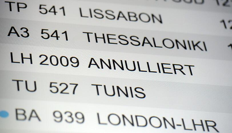 Lange Warteschlangen an den Schaltern, endloses Warten in den Terminals und fast jeder zweite Flug der Lufthansa fällt streikbedingt aus. Die Bilder vom Flughafen.