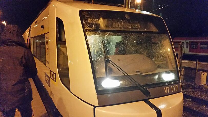 Ein Zug der Oberlandbahn kracht am Freitagabend in einem umstürzenden Baum. Die Glasscheibe des Führerstands ist zersplittert. Ein Zug der Oberlandbahn kracht am Freitagabend in einem umstürzenden Baum. Die Glasscheibe des Führerstands ist zersplittert.