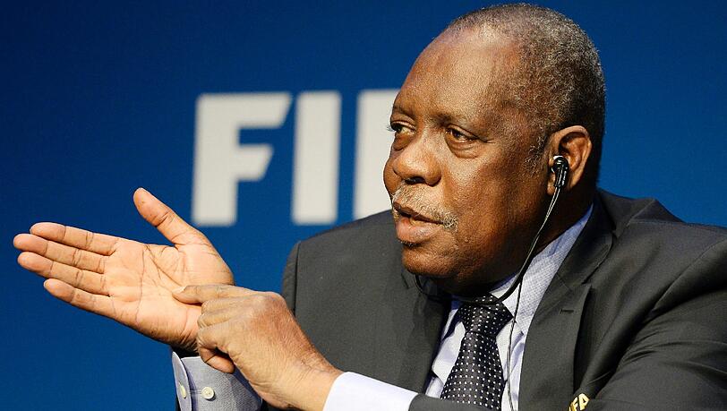 Fifa-Interimspräsident Issa Hayatou möchte geplante Reformen umsetzen. Fifa-Interimspräsident Issa Hayatou möchte geplante Reformen umsetzen.