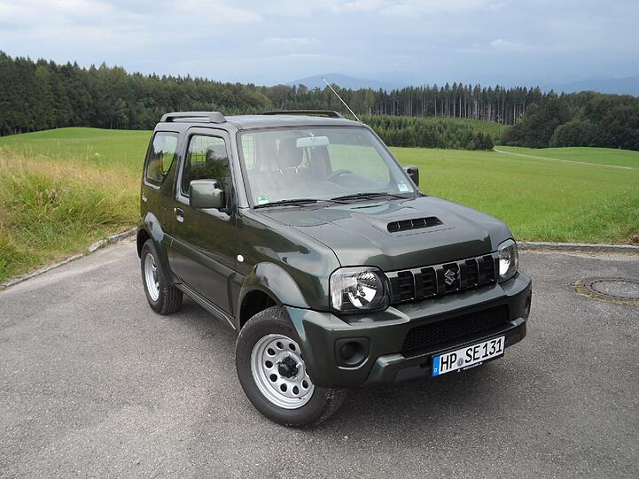 Kleiner Allradler mit sympathischen Zügen: Der Suzuki Jimny ist nur 3,70 Meter lang, 1,60 Meter breit und 1,71 Meter hoch.
