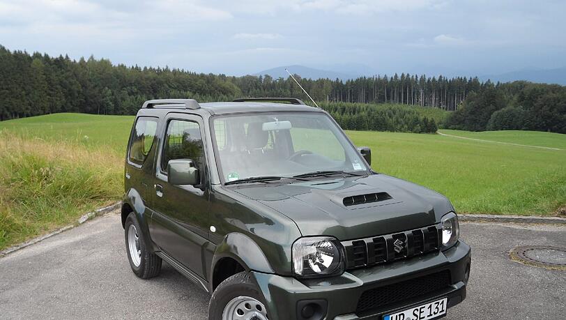 Kleiner Allradler mit sympathischen Zügen: Der Suzuki Jimny ist nur 3,70 Meter lang, 1,60 Meter breit und 1,71 Meter hoch. Kleiner Allradler mit sympathischen Zügen: Der Suzuki Jimny ist nur 3,70 Meter lang, 1,60 Meter breit und 1,71 Meter hoch.