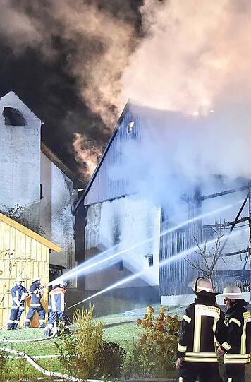 Eine halbe Million Euro: So hoch schätzt die Polizei den Sachschaden nach dem schweren Stallbrand in Au in der Hallertau. Die Bilder vom Feuerwehreinsatz.