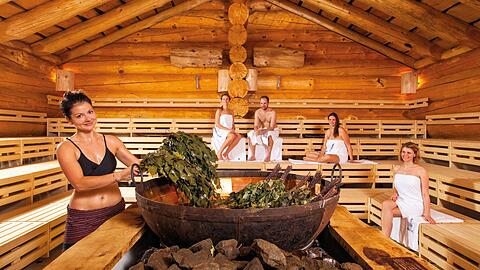 Birkenquasten in der VitalTherme Erding tragen zu einem genussvollen Sauna-Erlebnis bei.