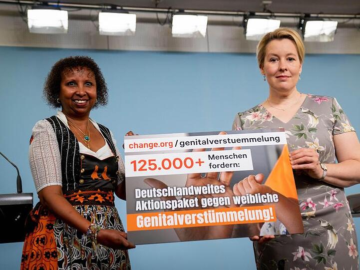Frauenministerin Franziska Giffey und Faduma Korn, 1. Vorsitzende von "NALA e.V. Bildung statt Beschneidung" präsentieren das Ergebnis einer Unterschriftenaktion gegen Genitalverstümmelung.