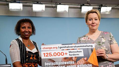Frauenministerin Franziska Giffey und Faduma Korn, 1. Vorsitzende von "NALA e.V. Bildung statt Beschneidung" präsentieren das Ergebnis einer Unterschriftenaktion gegen Genitalverstümmelung.