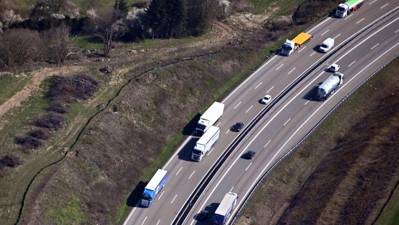 Luftbild von einer Autobahn, auf der Lkw fahren. Luftbild von einer Autobahn, auf der Lkw fahren.