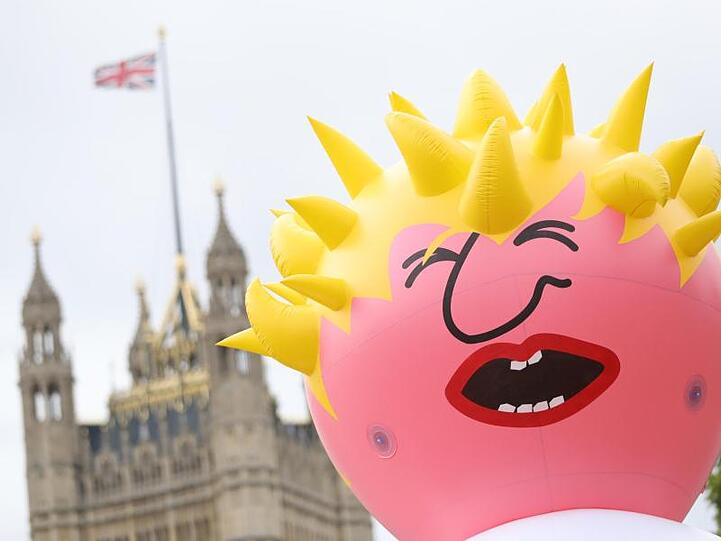 Mit einer riesigen aufblasbaren Boris-Johnson-Puppe haben Demonstranten in London gegen den voraussichtlich neuen britischen Premierminister protestiert.