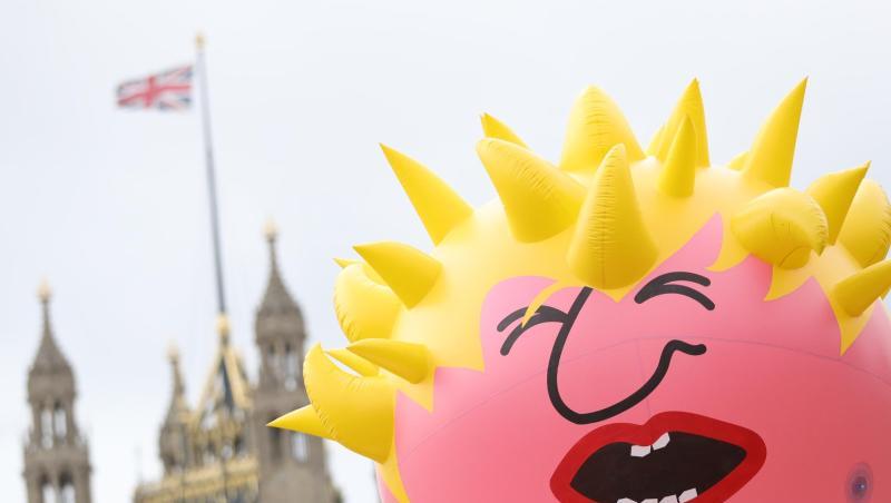 Mit einer riesigen aufblasbaren Boris-Johnson-Puppe haben Demonstranten in London gegen den voraussichtlich neuen britischen Premierminister protestiert. Mit einer riesigen aufblasbaren Boris-Johnson-Puppe haben Demonstranten in London gegen den voraussichtlich neuen britischen Premierminister protestiert.