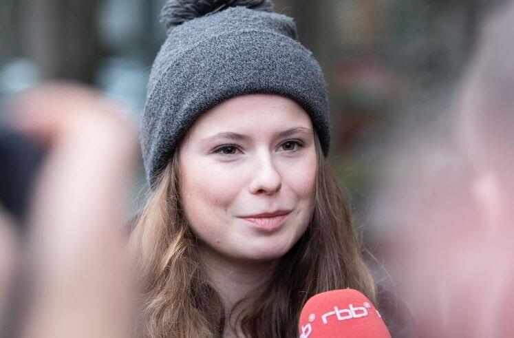 Luisa Neubauer redet mit Journalisten. Foto: Soeren Stache/dpa-Zentralbild/dpa/Archivbild