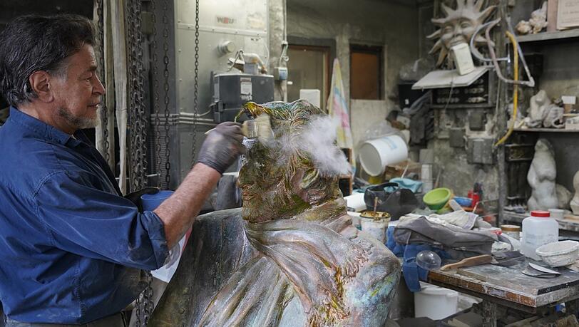 Tregor beim Auftragen der Patina vor ein paar Tagen. Tregor beim Auftragen der Patina vor ein paar Tagen.