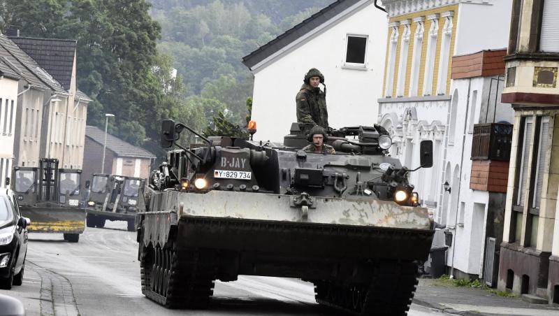 Mit einem Bergepanzer und schwerem Räumgerät rückt die Bundeswehr an, um die Schäden die die Überflutung der Nahmer am Vorabend mit sich gebracht hat, zu beseitigen.