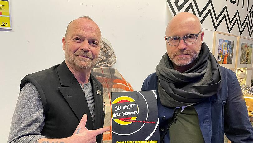 "Früher war auf der Praterinsel Underground wie nirgendwo in der Stadt", erinnert sich Mieteraktivist Tilmann Schaich (r., neben ihm Wolfgang Flatz) an die Atmosphäre auf der Praterinsel Ende der 90er Jahre. "Früher war auf der Praterinsel Underground wie nirgendwo in der Stadt", erinnert sich Mieteraktivist Tilmann Schaich (r., neben ihm Wolfgang Flatz) an die Atmosphäre auf der Praterinsel Ende der 90er Jahre.