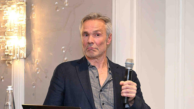 Hannes Jaenicke beim Vortrag im Münchner Luxus-Hotel.