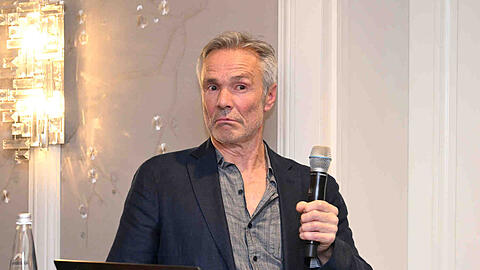 Hannes Jaenicke beim Vortrag im Münchner Luxus-Hotel.