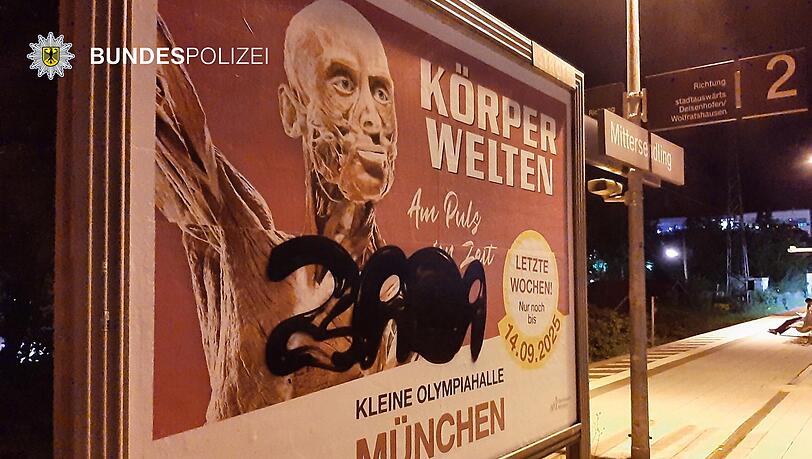 Ein junger Mann besprüht am Sonntagabend mehrere Werbetafeln in Mittersendling. Ein junger Mann besprüht am Sonntagabend mehrere Werbetafeln in Mittersendling.