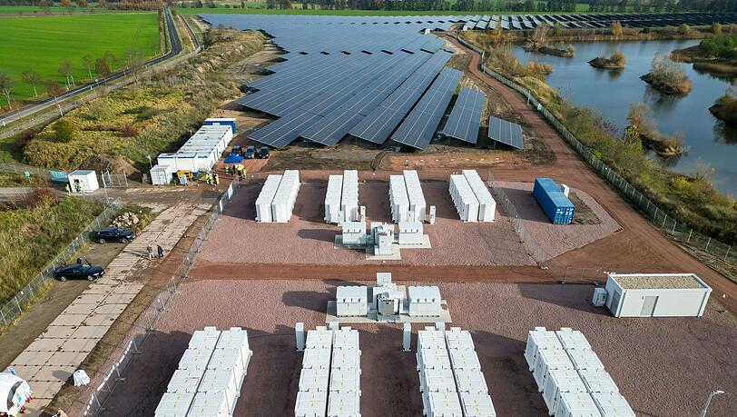 Batteriespeicher und Solaranlagen erg&auml;nzen sich zwar, entwickeln sich aktuell aber in unterschiedliche Richtungen. (Archivbild)