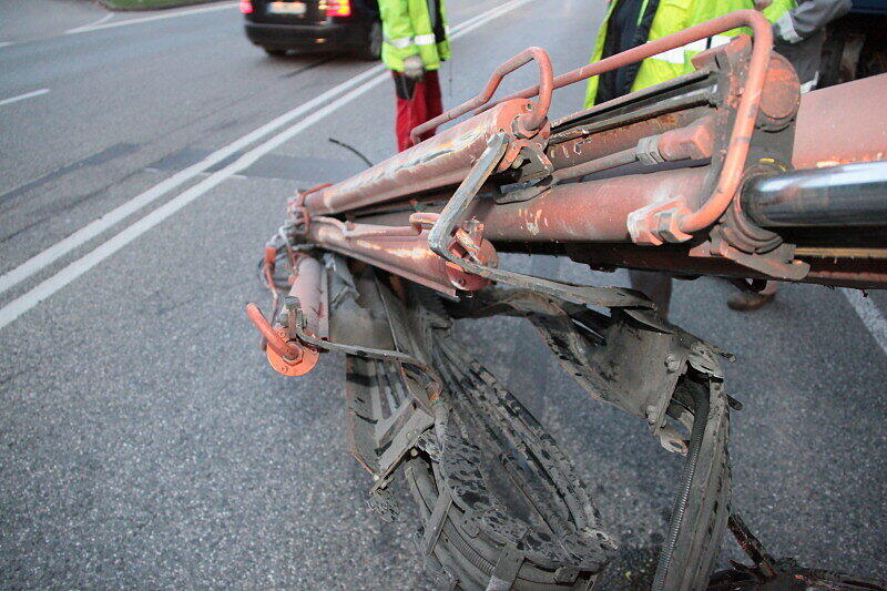 Bei Mühldorf ist ein Lkw mit Ladekran gegen eine Brücke gekracht. Der Kran wurde dabei aus der Verankerung gerissen und landete auf der Straße. Die Bilder.