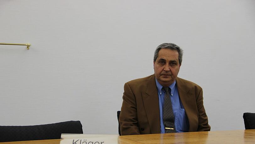 Taxler klagt: Rifat Camyesil fühlt sich im Aufenthaltsraum am Flughafen durch verstecke Kameras beobachtet. Taxler klagt: Rifat Camyesil fühlt sich im Aufenthaltsraum am Flughafen durch verstecke Kameras beobachtet.