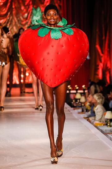 Nächsten Frühjahr wird die Mode ganz schön Banane - zumindest wenn es nach der Taschen- und Schuhdesignerin Charlotte Olympia geht.