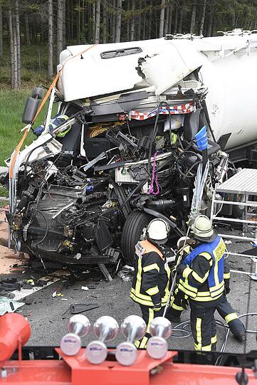 Schlimmer Unfall auf der A8: Ein Sattelzug rast in eine Kolonne und schleudert zwei Autos dutzende Meter weg. Die Bilder vom Einsatz.