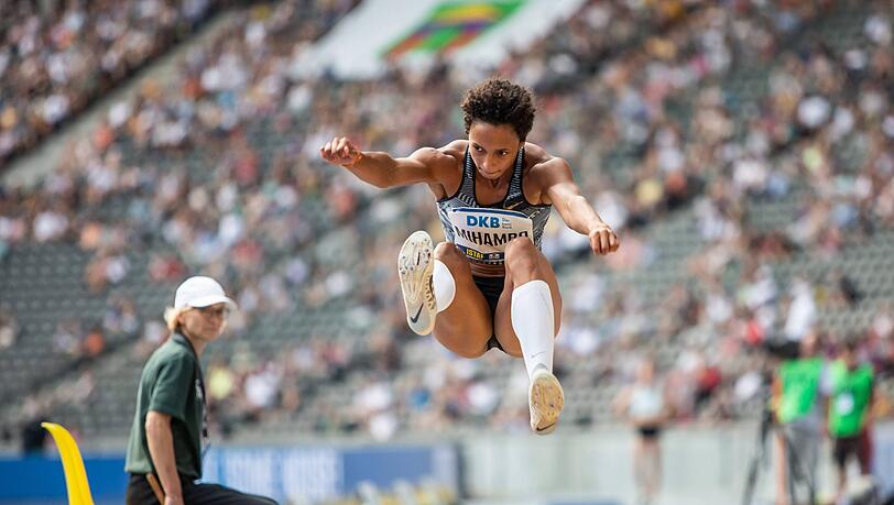 "Wenn ich auf diese Saison zurückblicke, denke ich einfach nur: ‘Wow! Was ist da alles passiert!‘", sagt Weitspringerin Malaika Mihambo, die die große Goldfavoritin bei der Leichtathletik-WM ist. "Wenn ich auf diese Saison zurückblicke, denke ich einfach nur: ‘Wow! Was ist da alles passiert!‘", sagt Weitspringerin Malaika Mihambo, die die große Goldfavoritin bei der Leichtathletik-WM ist.