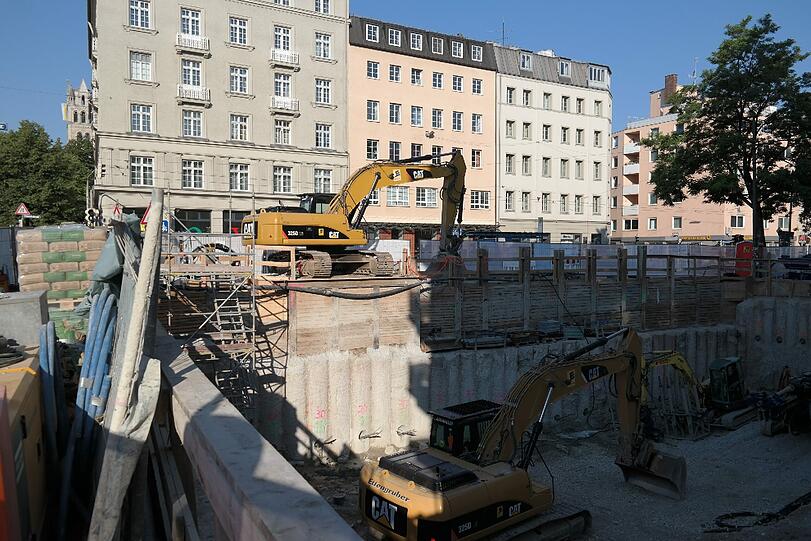 Der Blick in die Baugrube für die Glockenbach-Suiten. Hier geht's weit runter bis zur Tiefgarage.