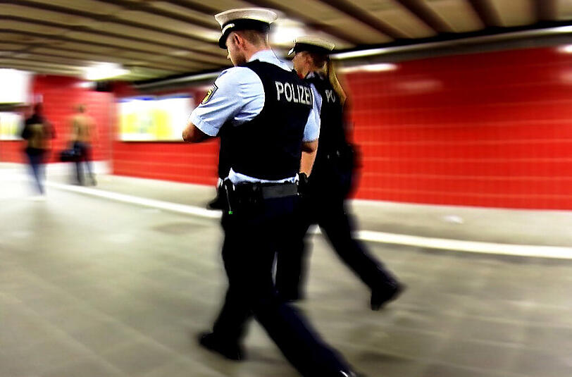 Der Münchner fiel kopfüber ins Gleisbett. Die Bundespolizei ermittelt wegen gefährlichen Eingriffs in den Straßenverkehr. (Symbolbild)