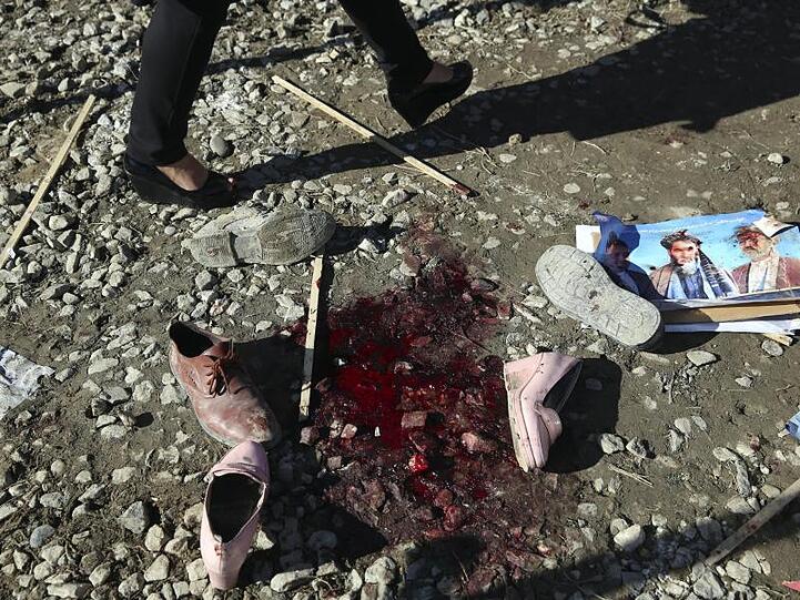 Bei der Explosion einer Autobombe in der afghanischen Zentralprovinz Logar sind nach Angaben von Provinzräten mindestens 18 Menschen getötet worden.