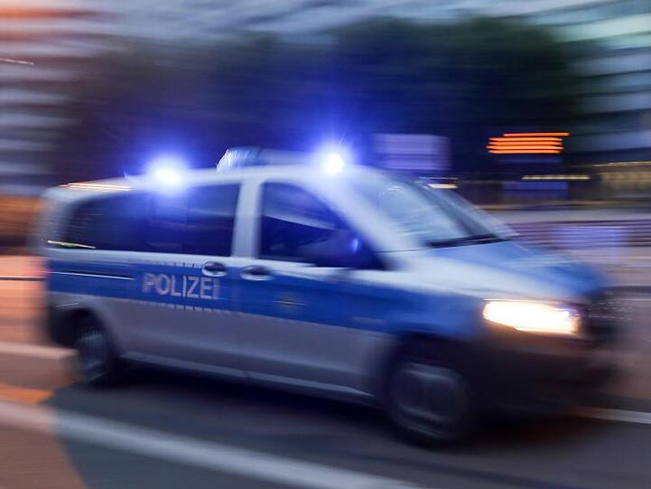 Ein Polizeiwagen rast über die Straße. Foto: Jan Woitas/Archiv