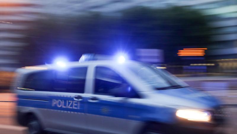 Ein Polizeiwagen rast über die Straße. Foto: Jan Woitas/Archiv Ein Polizeiwagen rast über die Straße. Foto: Jan Woitas/Archiv