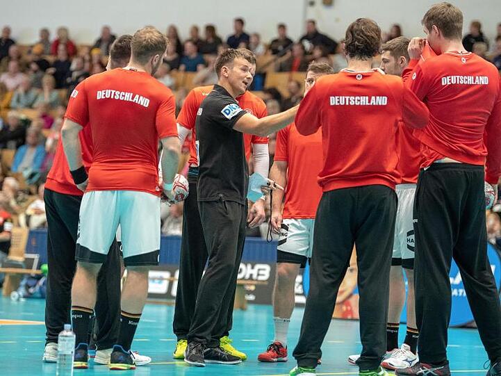 DHB-Coach Christian Prokop mit den deutschen Handballern beim Training in Berlin.